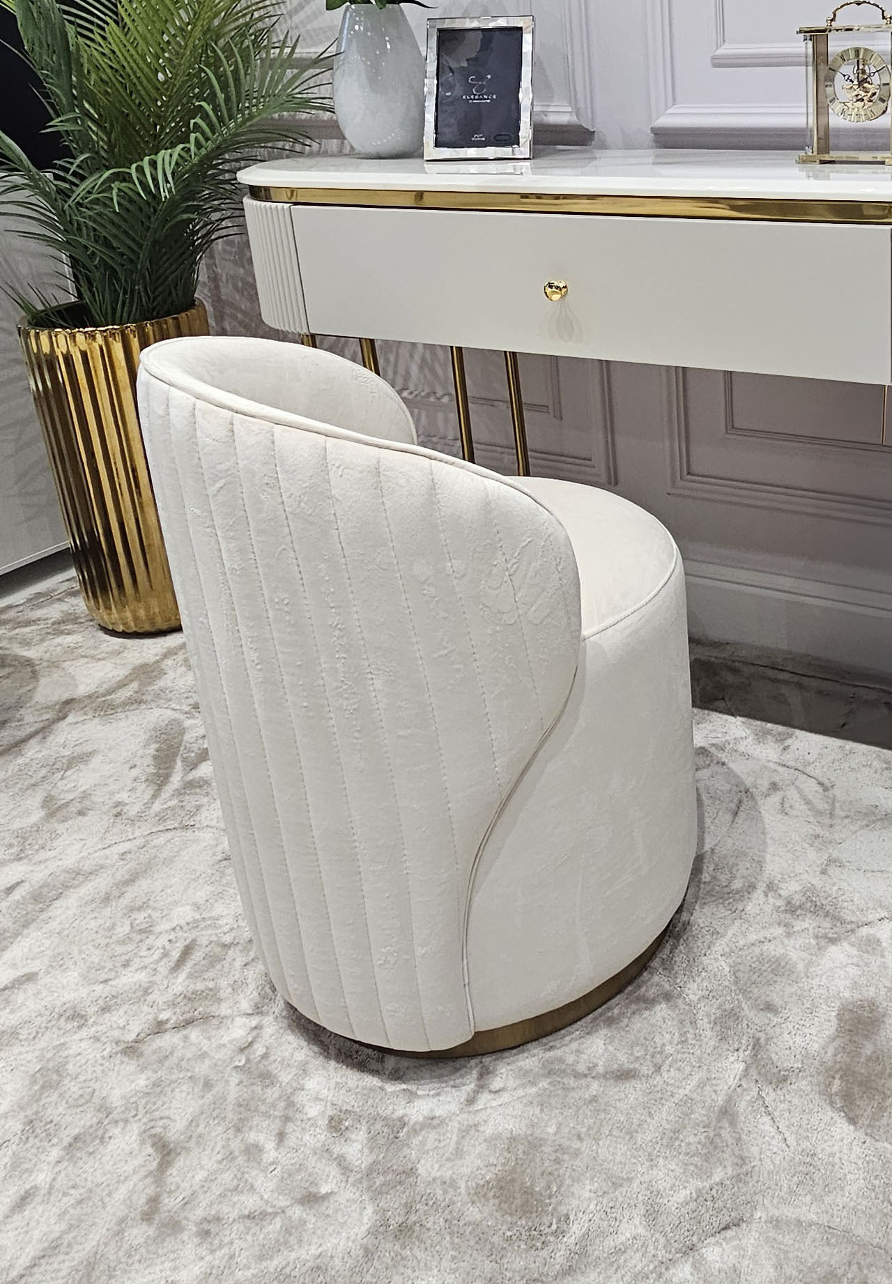 FOTEL DO TOALETKI okrągły, welurowa tkanina, eleganckie pionowe, przeszycia na oparciu, złoty, metalowy detal, nowoczesny styl, biały FOTEL DO TOALETKI okrągły, welurowa tkanina, eleganckie pionowe, przeszycia na oparciu, złoty, metalowy detal, nowoczesny styl, biały