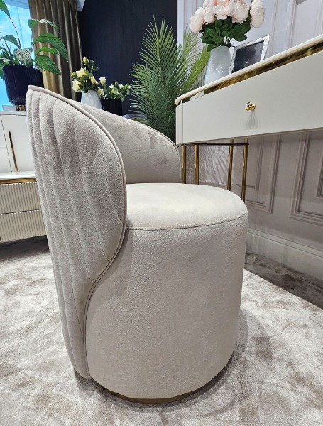 FOTEL DO TOALETKI okrągły, welurowa tkanina, eleganckie pionowe, przeszycia na oparciu, złoty, metalowy detal, nowoczesny styl, szary, piękny