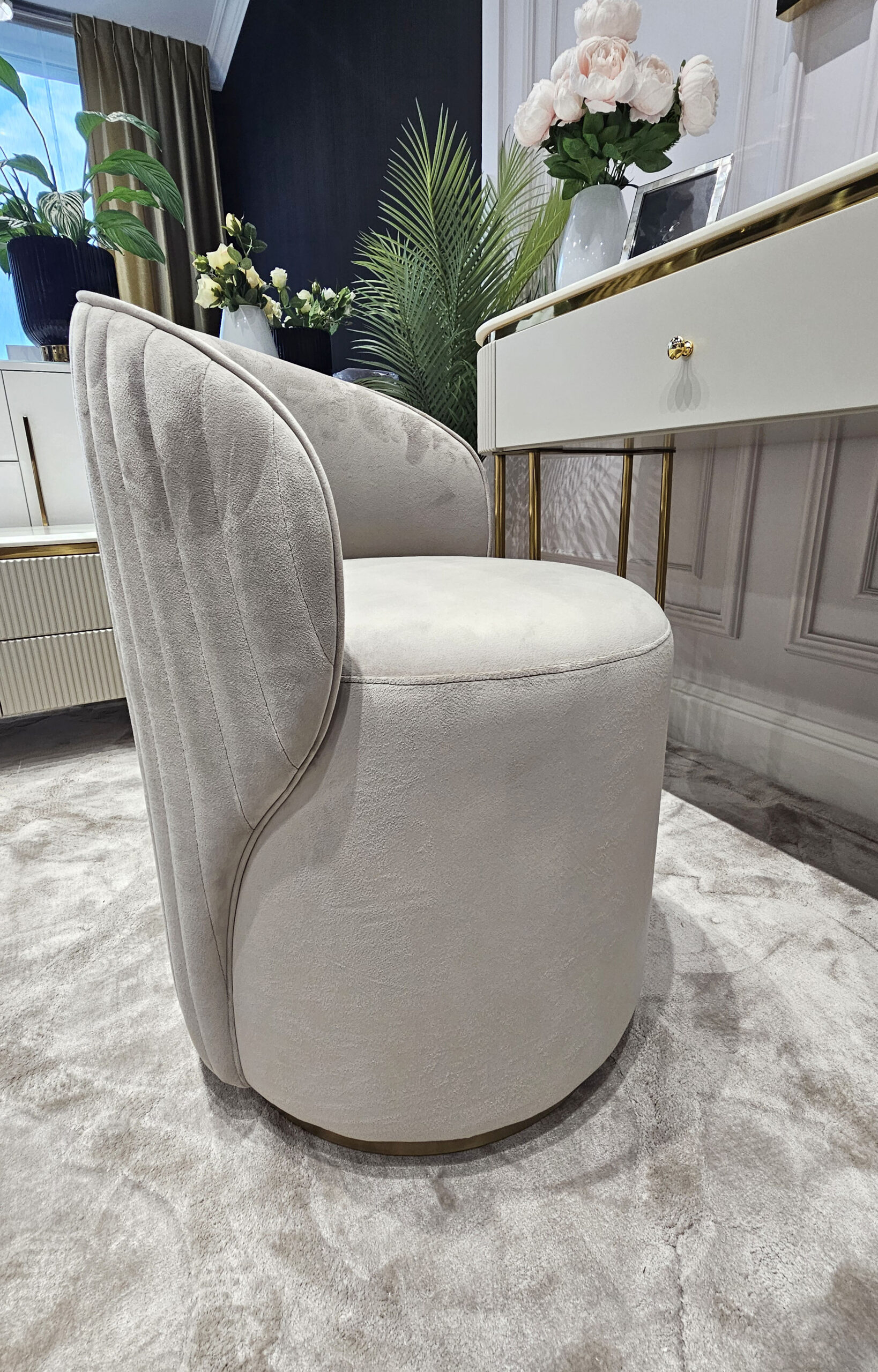 FOTEL DO TOALETKI okrągły, welurowa tkanina, eleganckie pionowe, przeszycia na oparciu, złoty, metalowy detal, nowoczesny styl, szary, piękny FOTEL DO TOALETKI okrągły, welurowa tkanina, eleganckie pionowe, przeszycia na oparciu, złoty, metalowy detal, nowoczesny styl, szary, piękny