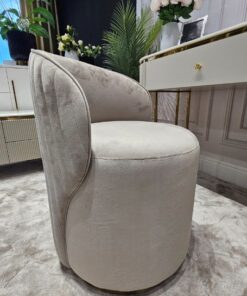 FOTEL DO TOALETKI okrągły, welurowa tkanina, eleganckie pionowe, przeszycia na oparciu, złoty, metalowy detal, nowoczesny styl, szary