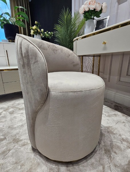 FOTEL DO TOALETKI okrągły, welurowa tkanina, eleganckie pionowe, przeszycia na oparciu, złoty, metalowy detal, nowoczesny styl, szary