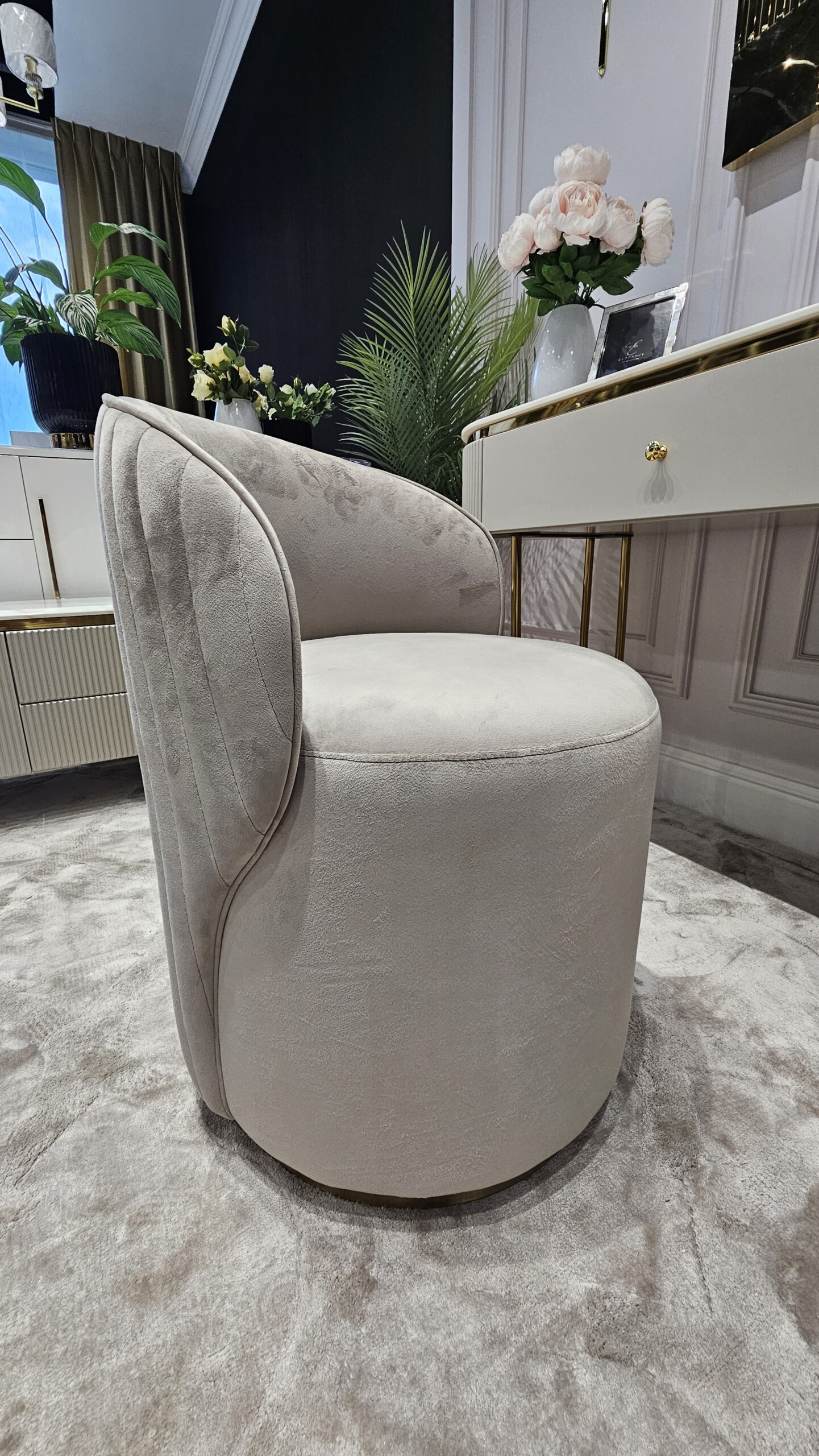 FOTEL DO TOALETKI okrągły, welurowa tkanina, eleganckie pionowe, przeszycia na oparciu, złoty, metalowy detal, nowoczesny styl, szary FOTEL DO TOALETKI okrągły, welurowa tkanina, eleganckie pionowe, przeszycia na oparciu, złoty, metalowy detal, nowoczesny styl, szary