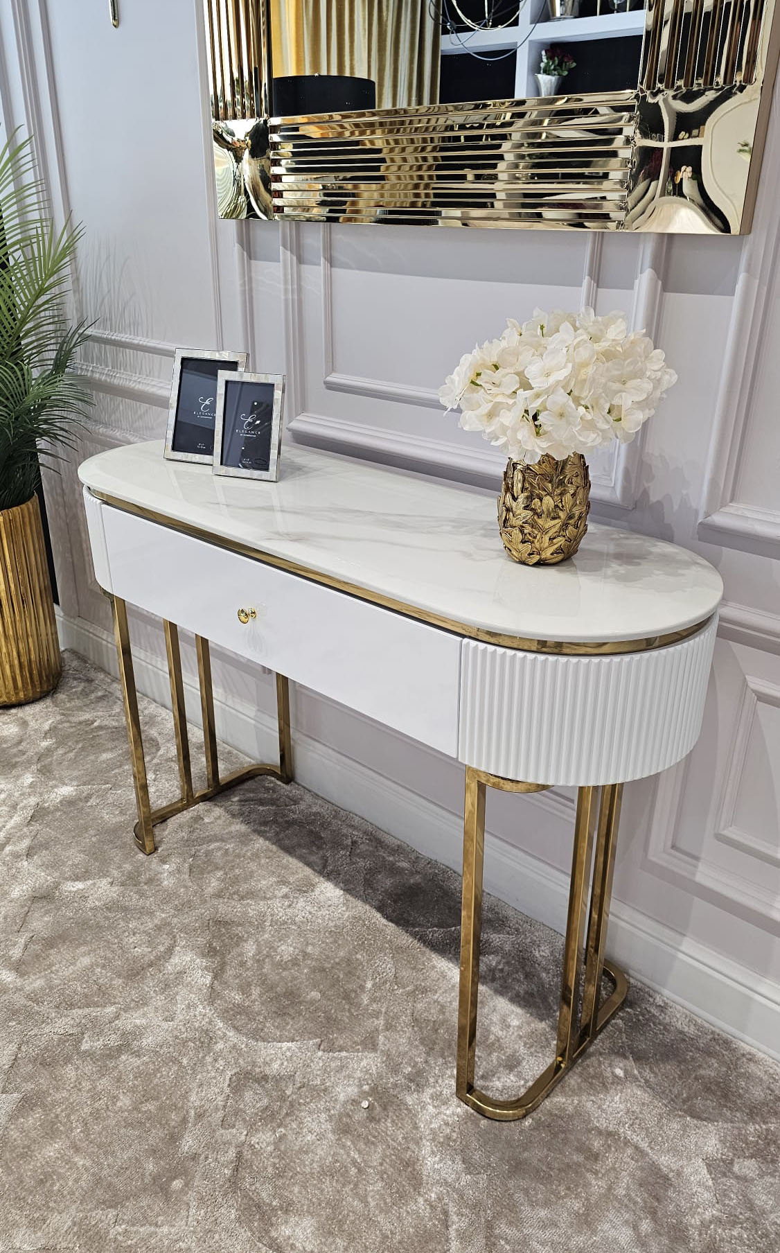 KONSOLA Anne na złotych błyszczących nogach, bialy korpus z ryflowaniem po bokach i praktyczną szufladą, złote detale – 120 cm 2 KONSOLA Anne na złotych błyszczących nogach, bialy korpus z ryflowaniem po bokach i praktyczną szufladą, złote detale – 120 cm