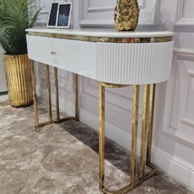 KONSOLA Anne na złotych błyszczących nogach, bialy korpus z ryflowaniem po bokach i praktyczną szufladą, złote detale – 120 cm