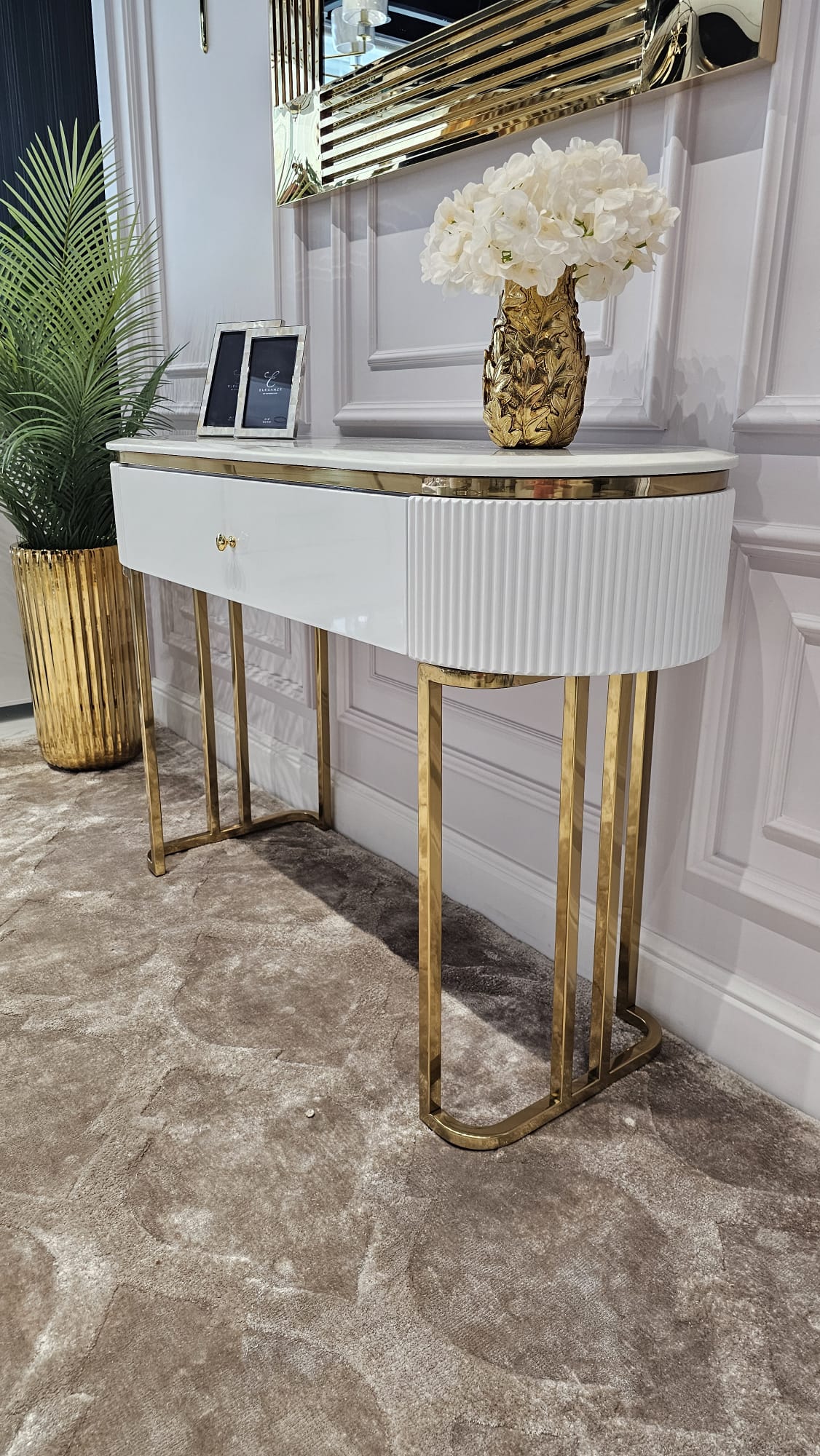 KONSOLA Anne na złotych błyszczących nogach, bialy korpus z ryflowaniem po bokach i praktyczną szufladą, złote detale – 120 cm KONSOLA Anne na złotych błyszczących nogach, bialy korpus z ryflowaniem po bokach i praktyczną szufladą, złote detale – 120 cm