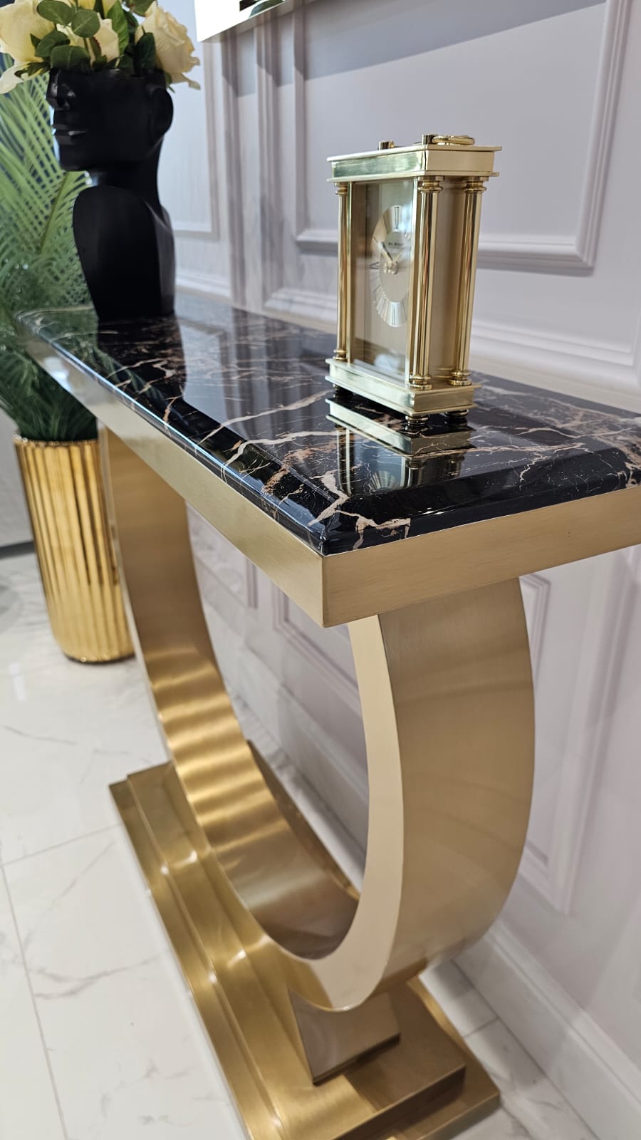 KONSOLA RING na złotej szczotkowanej, dostojnej, okrągłej podstawie, blat z konglomeratu marmurowego, glamour, do salonu KONSOLA RING na złotej szczotkowanej, dostojnej, okrągłej podstawie, blat z konglomeratu marmurowego, glamour, do salonu