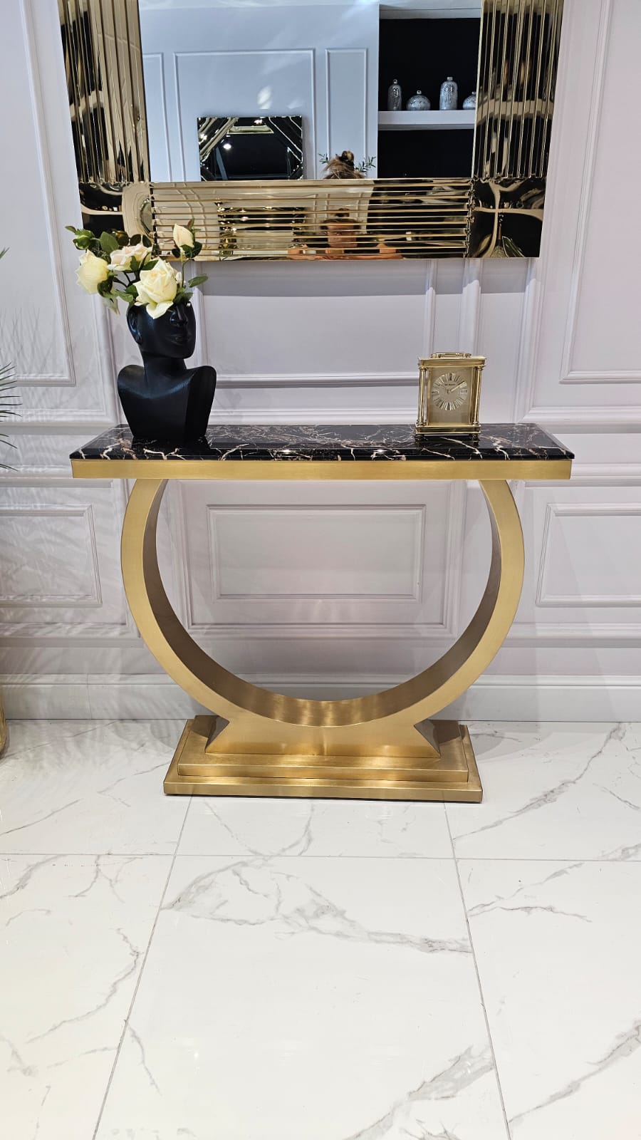 KONSOLA RING na złotej szczotkowanej, dostojnej, okrągłej podstawie, blat z konglomeratu marmurowego, glamour, ekskluzywna KONSOLA RING na złotej szczotkowanej, dostojnej, okrągłej podstawie, blat z konglomeratu marmurowego, glamour, ekskluzywna