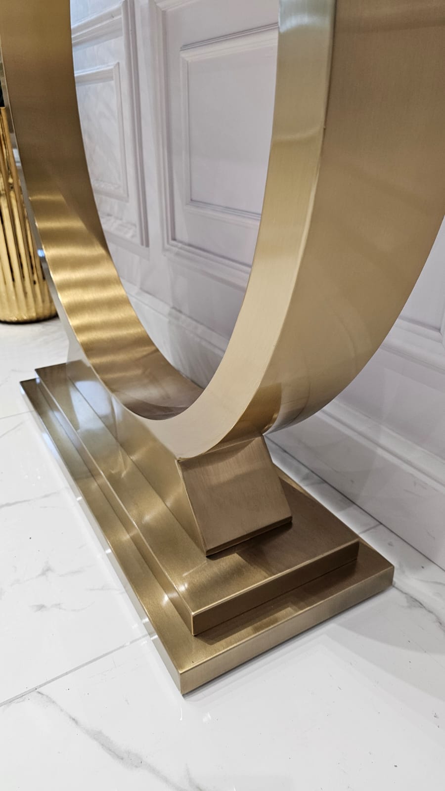 KONSOLA RING na złotej szczotkowanej, dostojnej, okrągłej podstawie, blat z konglomeratu marmurowego, glamour, premium KONSOLA RING na złotej szczotkowanej, dostojnej, okrągłej podstawie, blat z konglomeratu marmurowego, glamour, premium