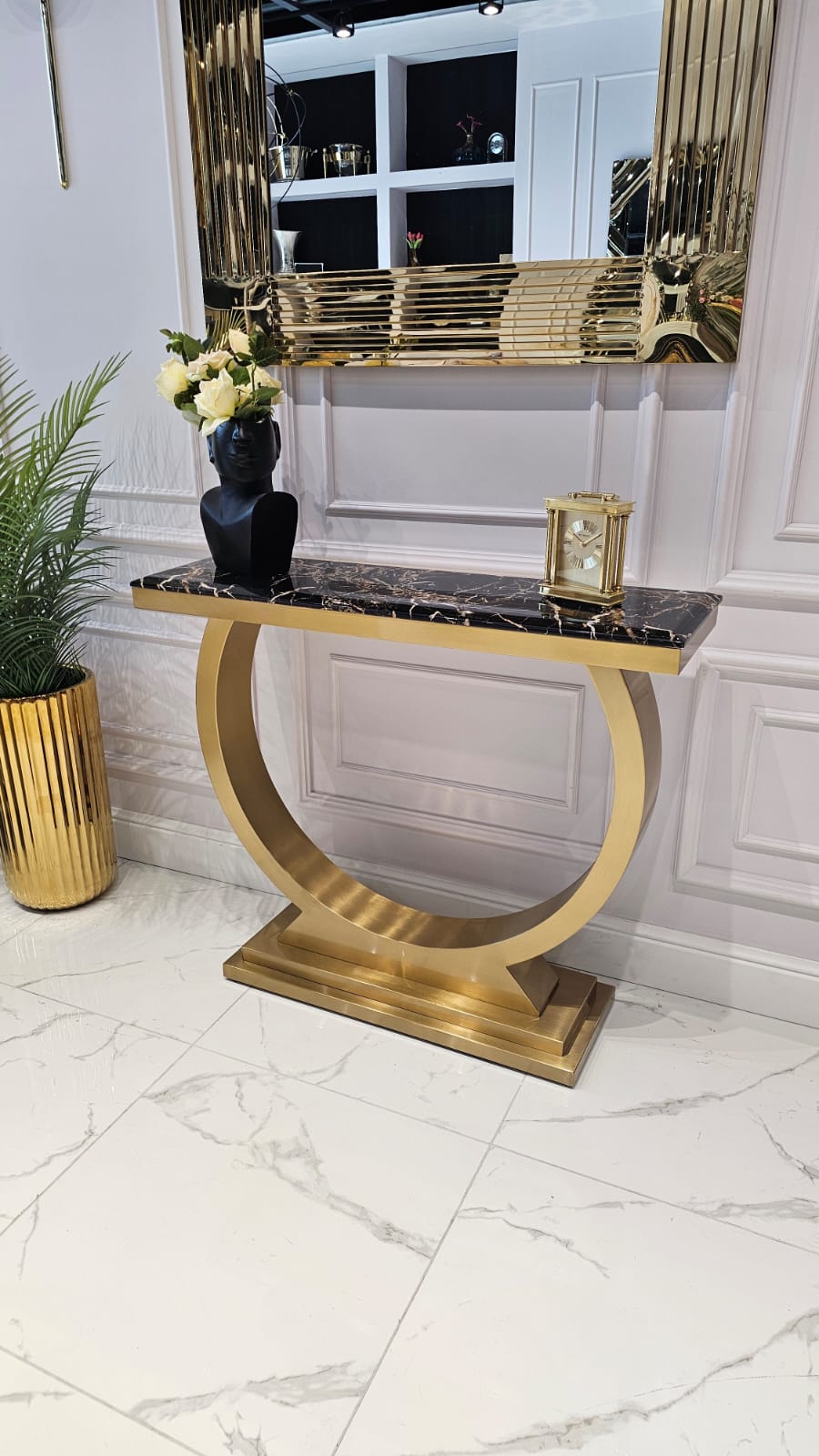 KONSOLA RING na złotej szczotkowanej, dostojnej, okrągłej podstawie, blat z konglomeratu marmurowego, glamour KONSOLA RING na złotej szczotkowanej, dostojnej, okrągłej podstawie, blat z konglomeratu marmurowego, glamour