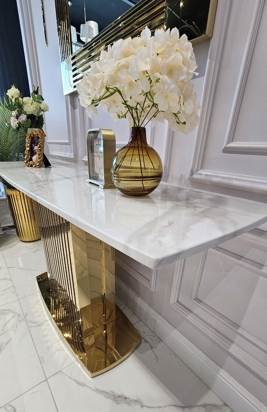 KONSOLA na złotym błyszczącym stelażu blat z konglomeratu marmurowego, nowoczesny styl glamour, piekna KONSOLA na złotym błyszczącym stelażu blat z konglomeratu marmurowego, nowoczesny styl glamour, piekna