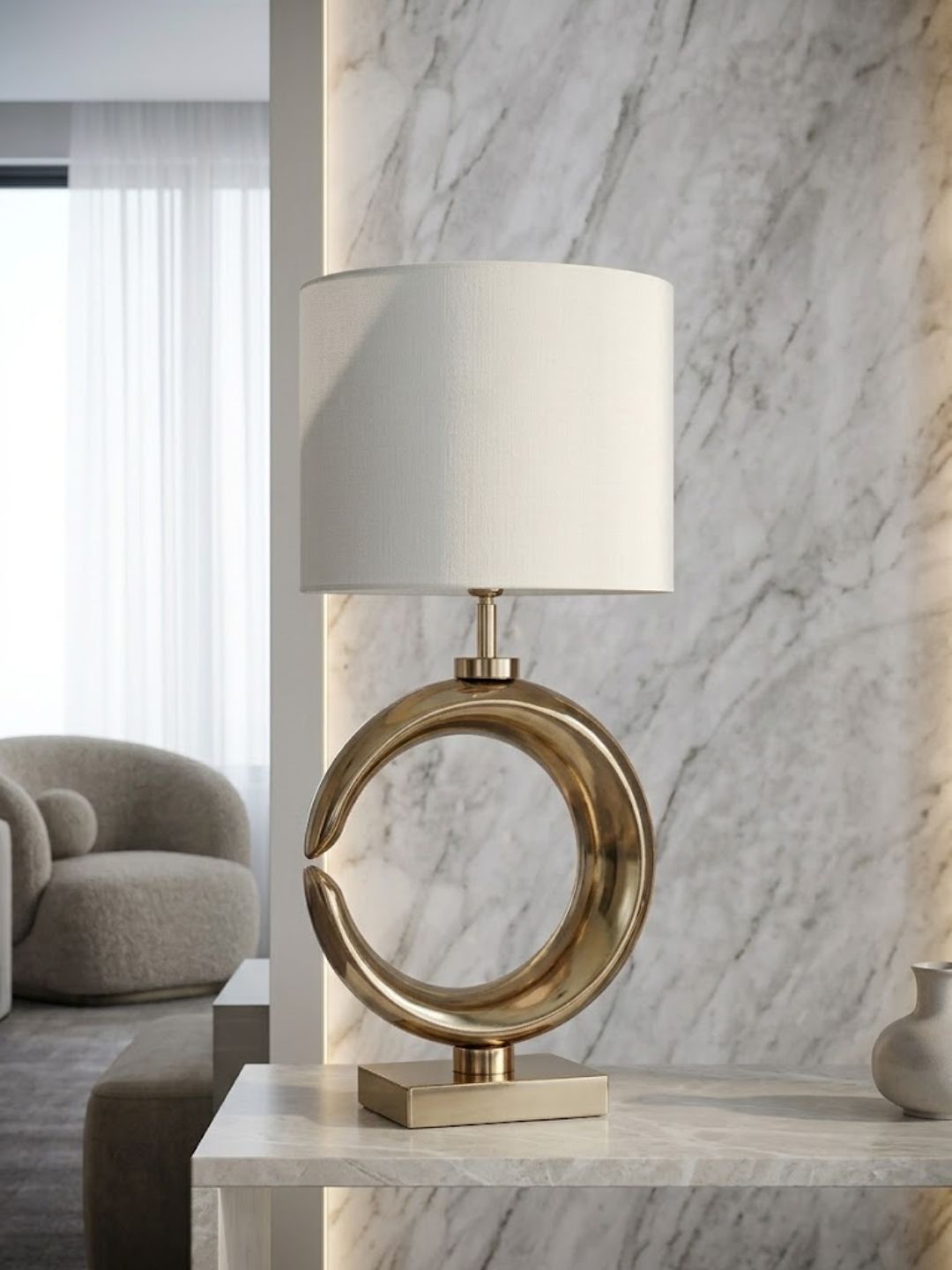 LAMPA STOŁOWA o pięknej złotej, okrągłej podstawie, błyszczące wykończenie, biały, okrągły abażur, nowoczesny glamour