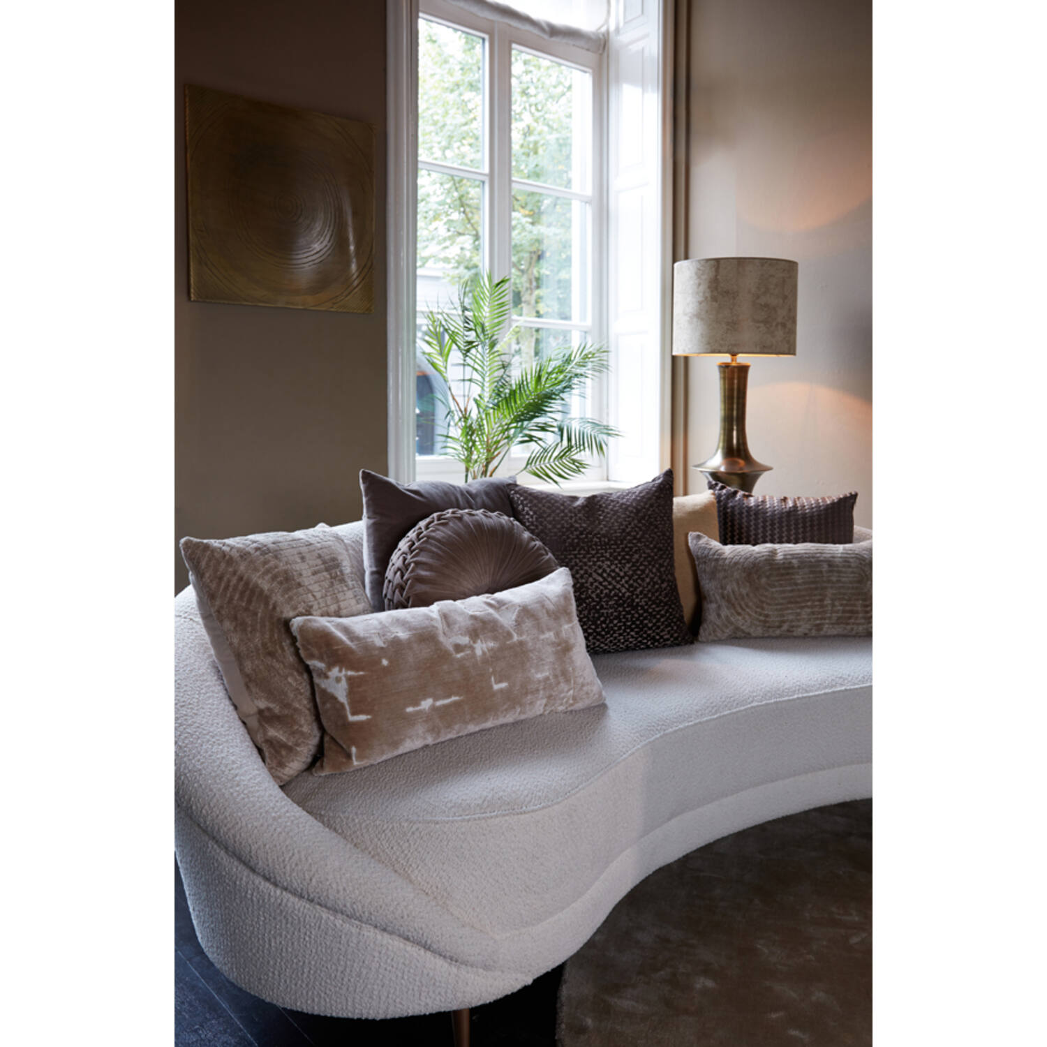 LAMPA STOŁOWA z podstawą w kolorze antycznego brązu, czarny okrągły abażur, klasyczny styl