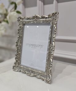 RAMKA NA ZDJĘCIE w srebrnej ramie z motywami kwiatowymi, prostokątna, klasyczny styl