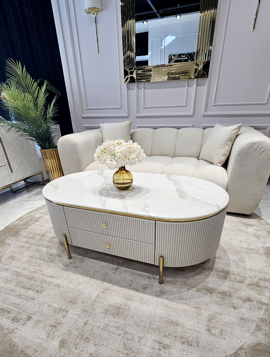 STOLIK KAWOWY Anne Cashmir z ryflowanym korpusem w kolorze kaszmirowym, złote metalowe dodatki, blat ze spieku, ekskluzwyny