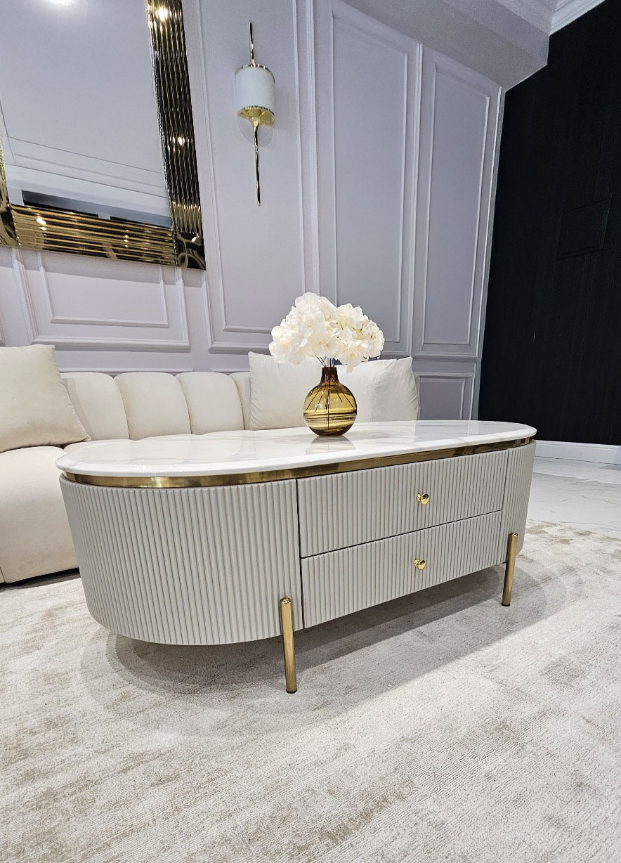 STOLIK KAWOWY Anne Cashmir z ryflowanym korpusem w kolorze kaszmirowym, złote metalowe dodatki, blat ze spieku, piękny