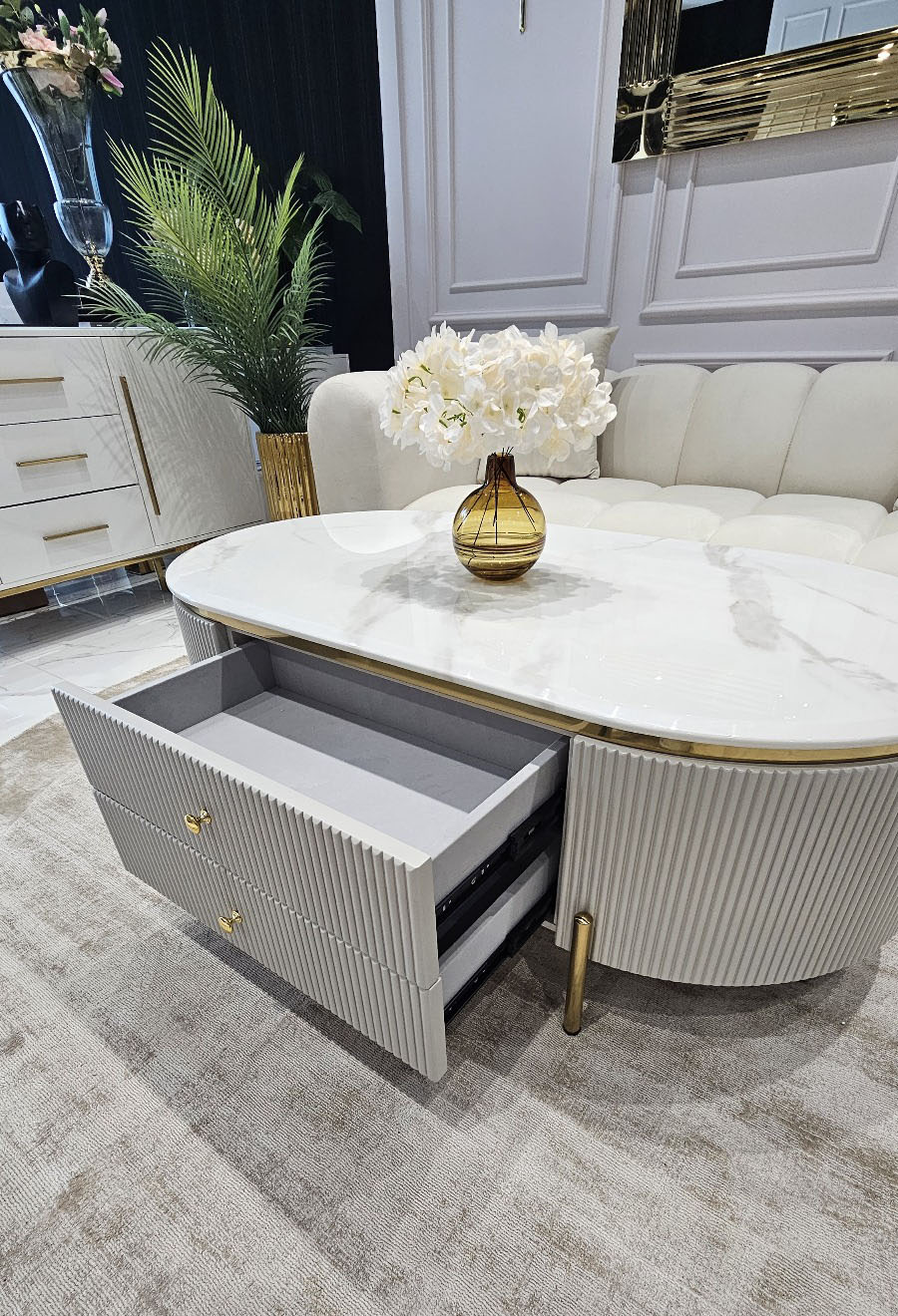 STOLIK KAWOWY Anne Cashmir z ryflowanym korpusem w kolorze kaszmirowym, złote metalowe dodatki, blat ze spieku, premium