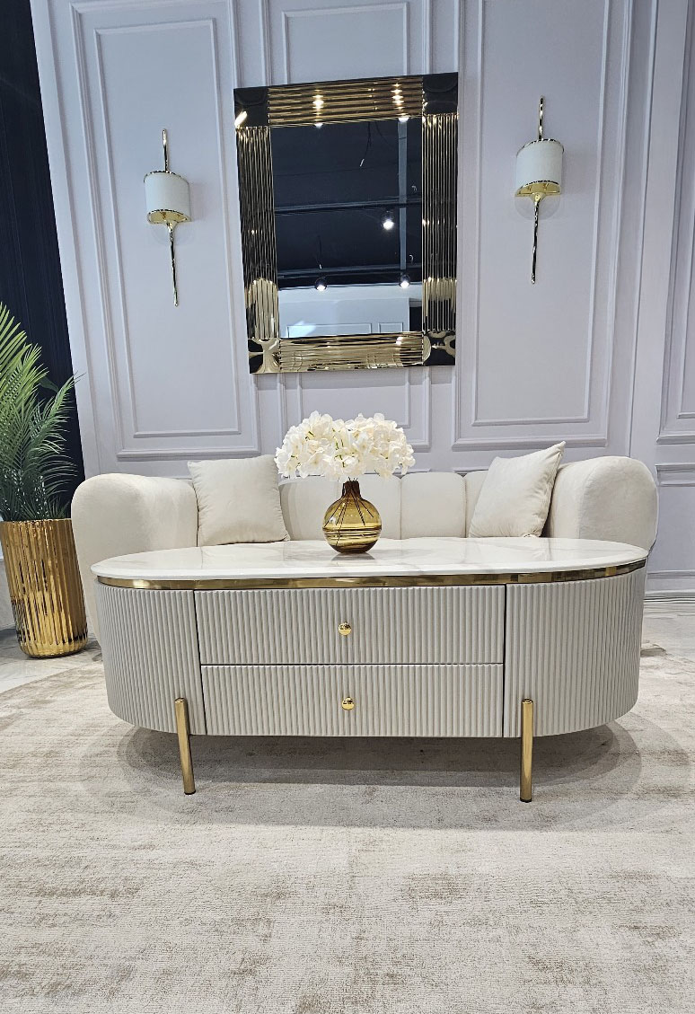 STOLIK KAWOWY Anne Cashmir z ryflowanym korpusem w kolorze kaszmirowym, złote metalowe dodatki, blat ze spieku