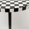 STOLIK POMOCNICZY Domero Chess okrągły, podstawa i blat w motywie czarno-białej szachownicy, czarny stelaż, nowoczesny styl, wyjątkowy