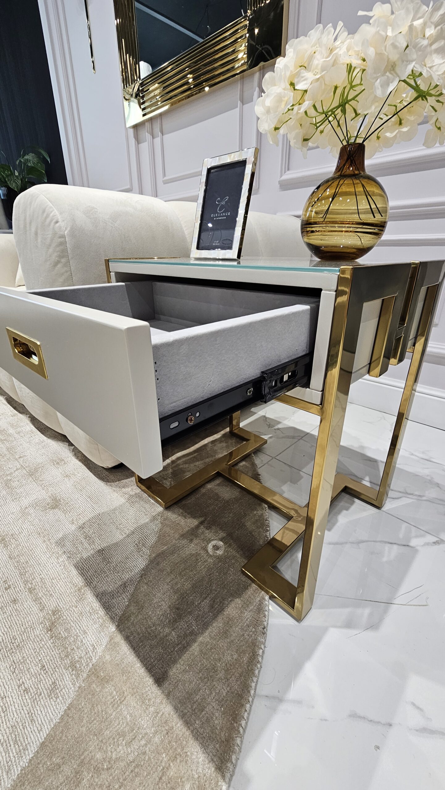 STOLIK POMOCNICZY Espiro Cashmir z szufladą, złota podstawa i uchwyt ze stali nierdzewnej, kaszmirowy kolor, nowoczesny glamour, eksklzuwyny