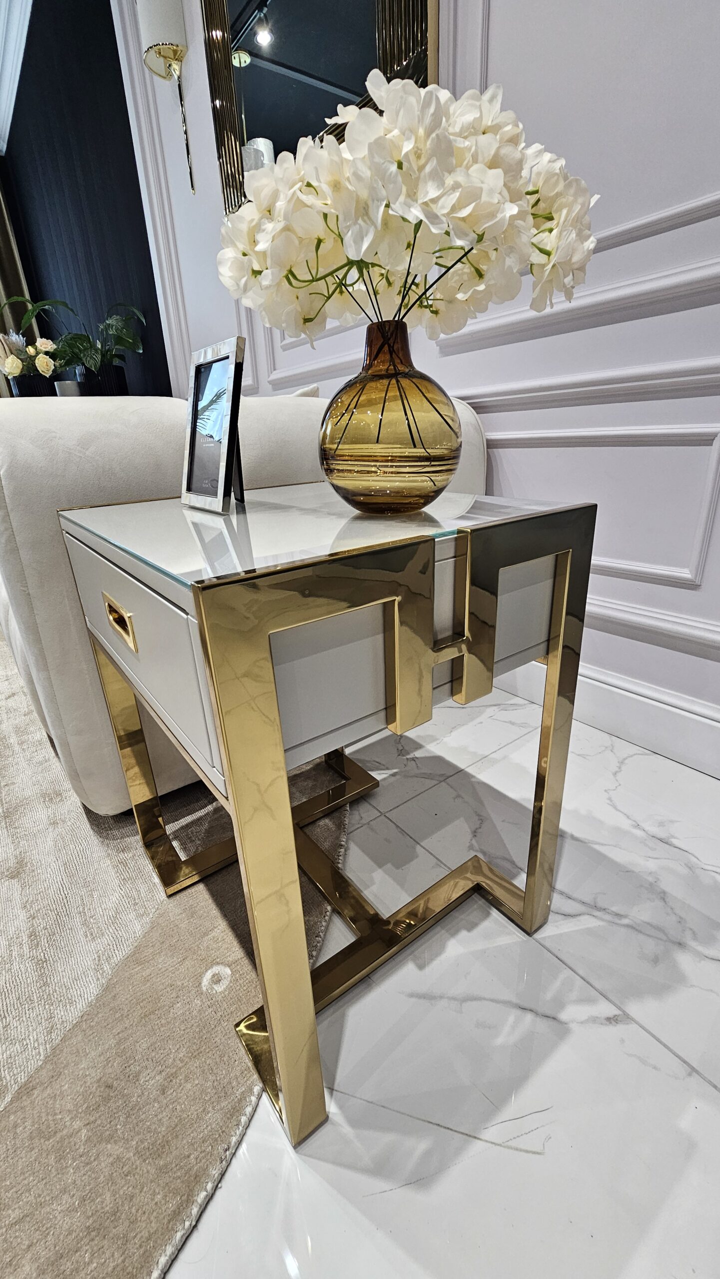 STOLIK POMOCNICZY Espiro Cashmir z szufladą, złota podstawa i uchwyt ze stali nierdzewnej, kaszmirowy kolor, nowoczesny glamour, piękny