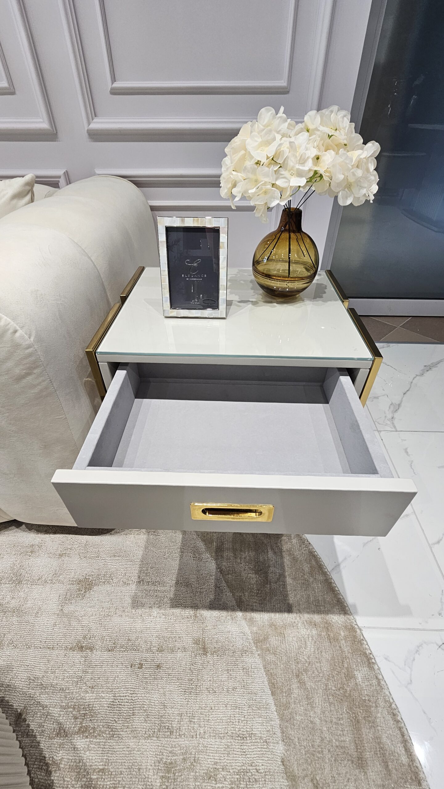 STOLIK POMOCNICZY Espiro Cashmir z szufladą, złota podstawa i uchwyt ze stali nierdzewnej, kaszmirowy kolor, nowoczesny glamour, premium