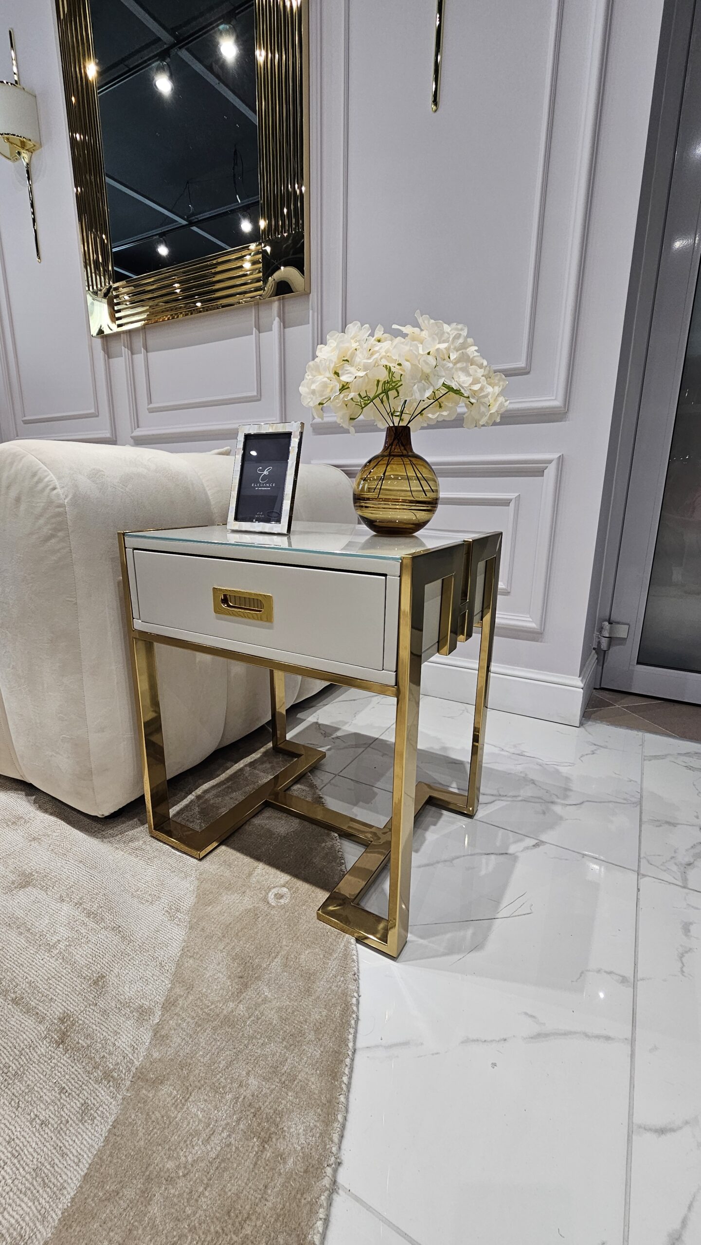 STOLIK POMOCNICZY Espiro Cashmir z szufladą, złota podstawa i uchwyt ze stali nierdzewnej, kaszmirowy kolor, nowoczesny glamour