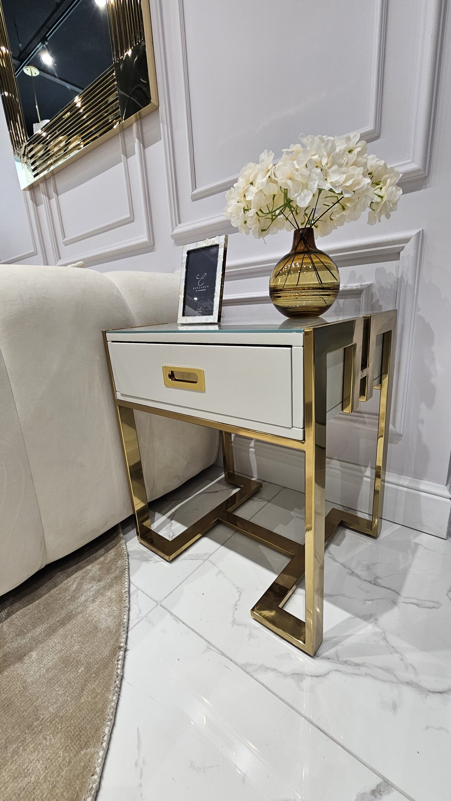 STOLIK POMOCNICZY Espiro Cashmir z szufladą, złota podstawa i uchwyt ze stali nierdzewnej, kaszmirowy kolor, nowoczesny glamour, wyjątkowy