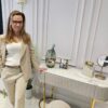 TOALETKA Viena na złotych nogach, korpus obity szaro-beżową tkaniną, eleganckie przeszycia, blat z konglomeratu marmurowego, piękna