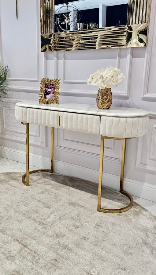 TOALETKA na złotych nogach, korpus obity jasnobeżową tkaniną, eleganckie przeszycia, blat z konglomeratu marmurowego