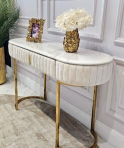 TOALETKA na złotych nogach, korpus obity jasnobeżową tkaniną, eleganckie przeszycia, blat z konglomeratu marmurowego, piękna