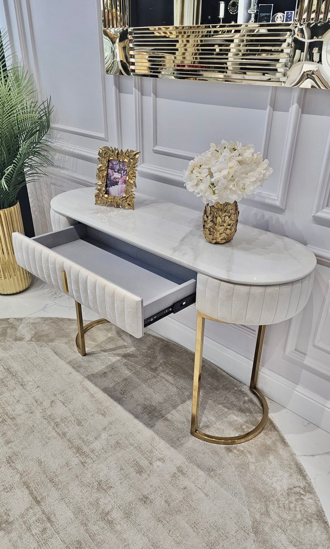TOALETKA na złotych nogach, korpus obity jasnobeżową tkaniną, eleganckie przeszycia, blat z konglomeratu marmurowego, premium TOALETKA na złotych nogach, korpus obity jasnobeżową tkaniną, eleganckie przeszycia, blat z konglomeratu marmurowego, premium