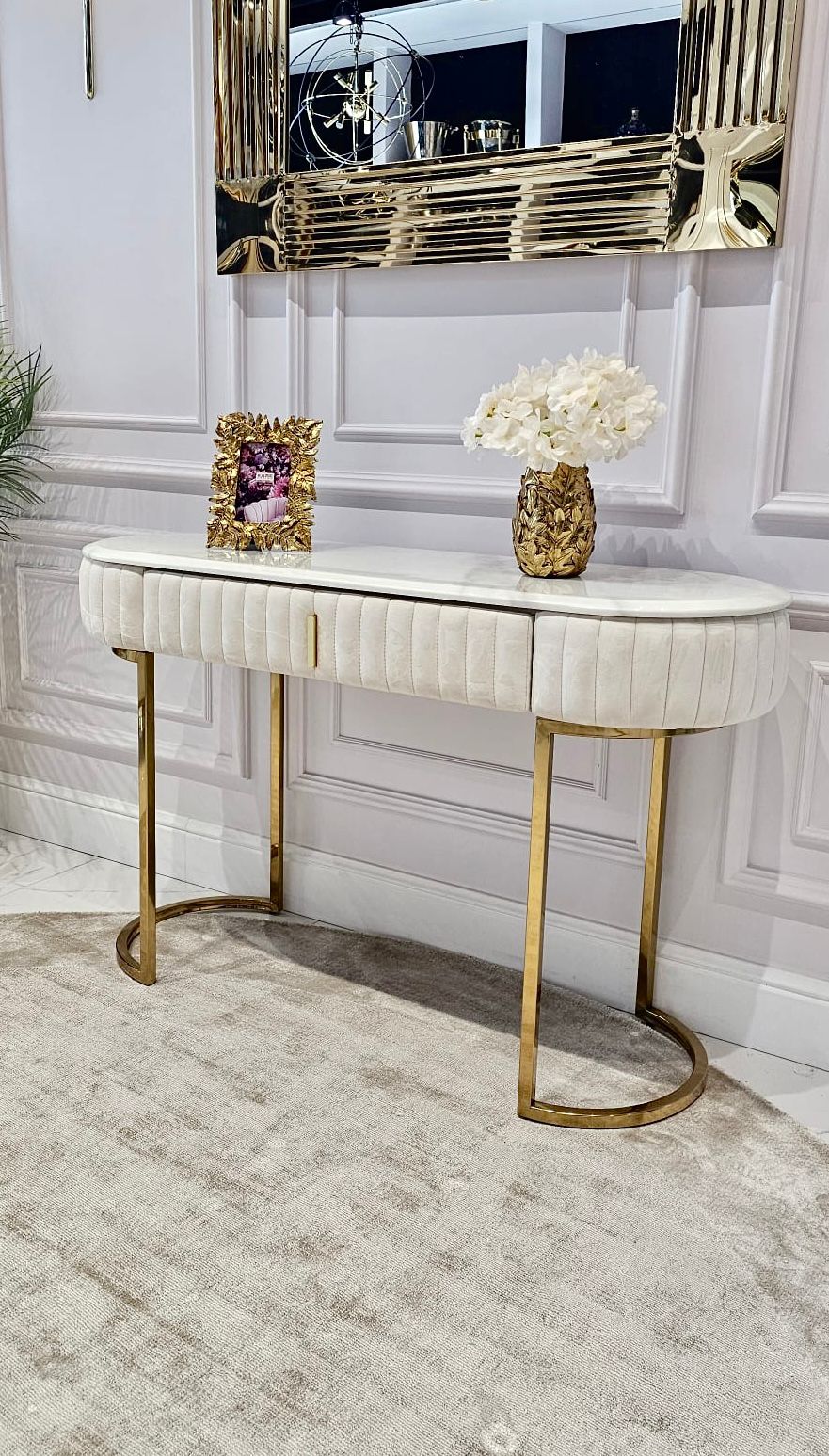 TOALETKA na złotych nogach, korpus obity jasnobeżową tkaniną, eleganckie przeszycia, blat z konglomeratu marmurowego TOALETKA na złotych nogach, korpus obity jasnobeżową tkaniną, eleganckie przeszycia, blat z konglomeratu marmurowego