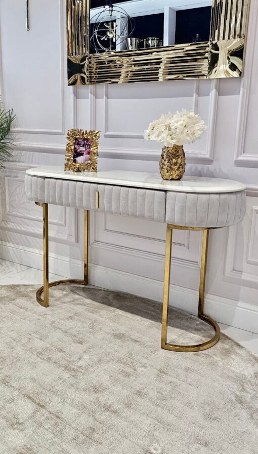 TOALETKA na złotych nogach, korpus obity szaro-beżową tkaniną, eleganckie przeszycia, blat z konglomeratu marmurowego