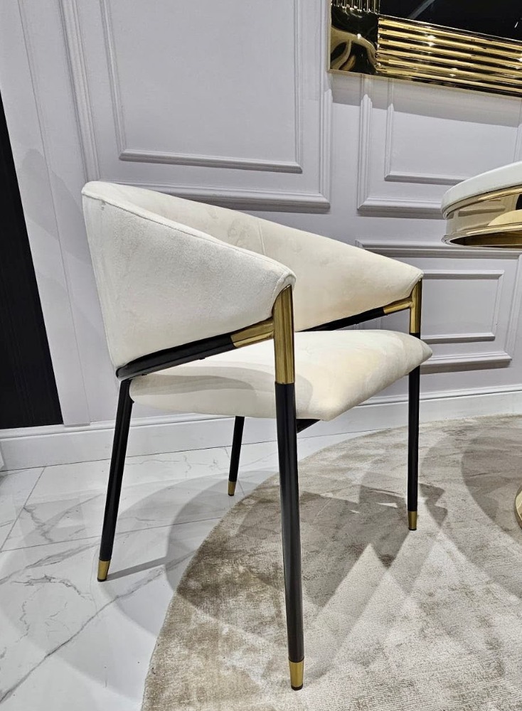 KRZESŁO, stylowe, wygodne, aksamitne, w odcieniu beżu, na czarno-złotej podstawie jasne