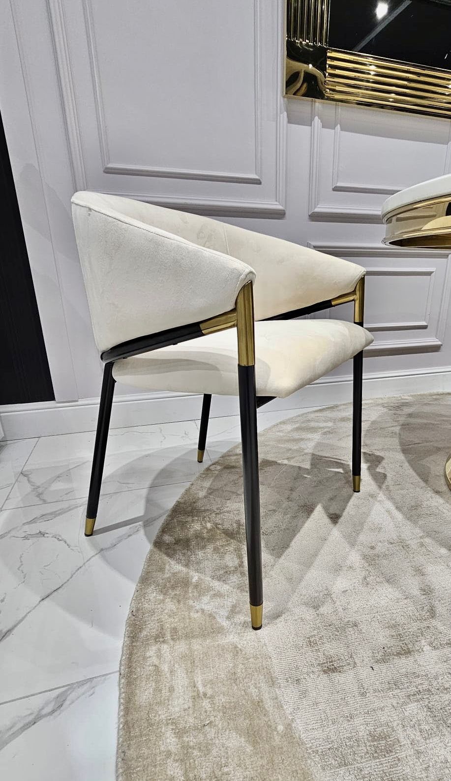 KRZESŁO, stylowe, wygodne, aksamitne, w odcieniu beżu, na czarno-złotej podstawie bardzo eleganckie KRZESŁO, stylowe, wygodne, aksamitne, w odcieniu beżu, na czarno-złotej podstawie jasne