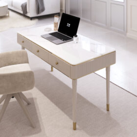 BIURKO Anne Cashmir na kaszmirowych nogach ze złotymi detalami, ryflowany korpus, blat z konglomeratu marmurowego, nowoczesny styl