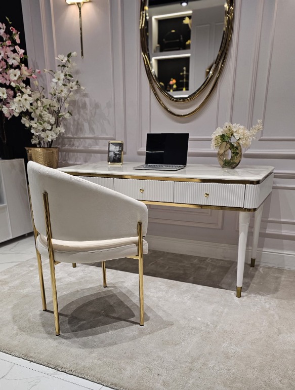 BIURKO Anne na białych nogach ze złotymi detalami, ryflowany korpus, blat z konglomeratu marmurowego, nowoczesny styl, ekskluzywne BIURKO Anne na białych nogach ze złotymi detalami, ryflowany korpus, blat z konglomeratu marmurowego, nowoczesny styl, ekskluzywne