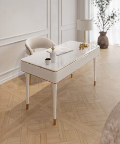 BIURKO Anne na białych nogach ze złotymi detalami, ryflowany korpus, blat z konglomeratu marmurowego, nowoczesny styl, piękne