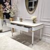 BIURKO Anne na białych nogach ze złotymi detalami, ryflowany korpus, blat z konglomeratu marmurowego, nowoczesny styl, piękne BIURKO Anne na białych nogach ze złotymi detalami, ryflowany korpus, blat z konglomeratu marmurowego, nowoczesny styl, piękne