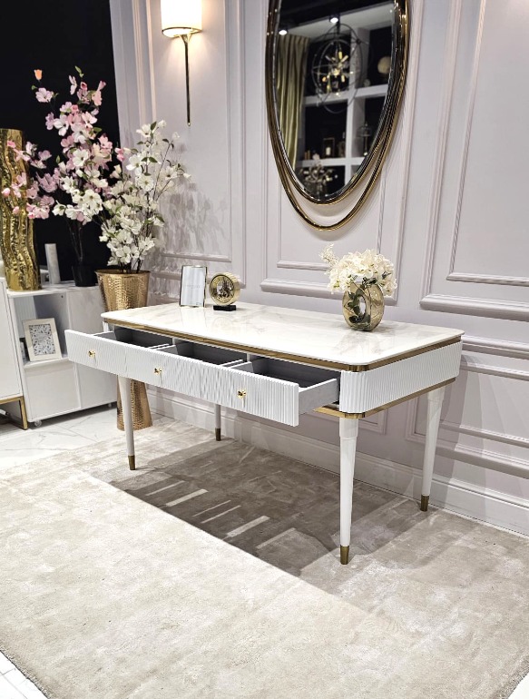 BIURKO Anne na białych nogach ze złotymi detalami, ryflowany korpus, blat z konglomeratu marmurowego, nowoczesny styl, piękne BIURKO Anne na białych nogach ze złotymi detalami, ryflowany korpus, blat z konglomeratu marmurowego, nowoczesny styl, piękne