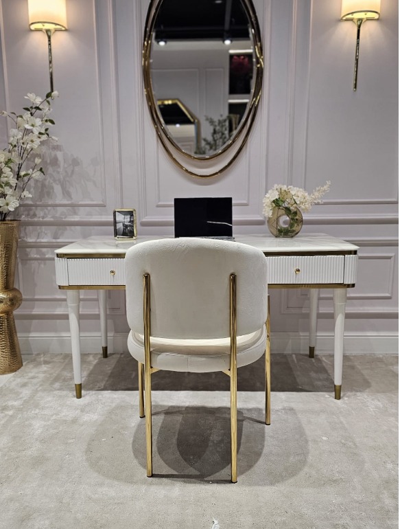 BIURKO Anne na białych nogach ze złotymi detalami, ryflowany korpus, blat z konglomeratu marmurowego, nowoczesny styl, premium BIURKO Anne na białych nogach ze złotymi detalami, ryflowany korpus, blat z konglomeratu marmurowego, nowoczesny styl, premium