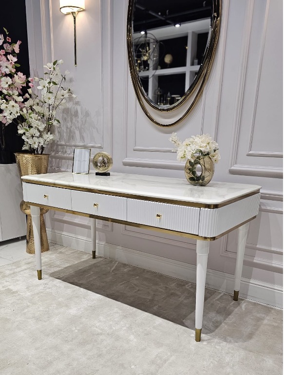 BIURKO Anne na białych nogach ze złotymi detalami, ryflowany korpus, blat z konglomeratu marmurowego, nowoczesny styl BIURKO Anne na białych nogach ze złotymi detalami, ryflowany korpus, blat z konglomeratu marmurowego, nowoczesny styl