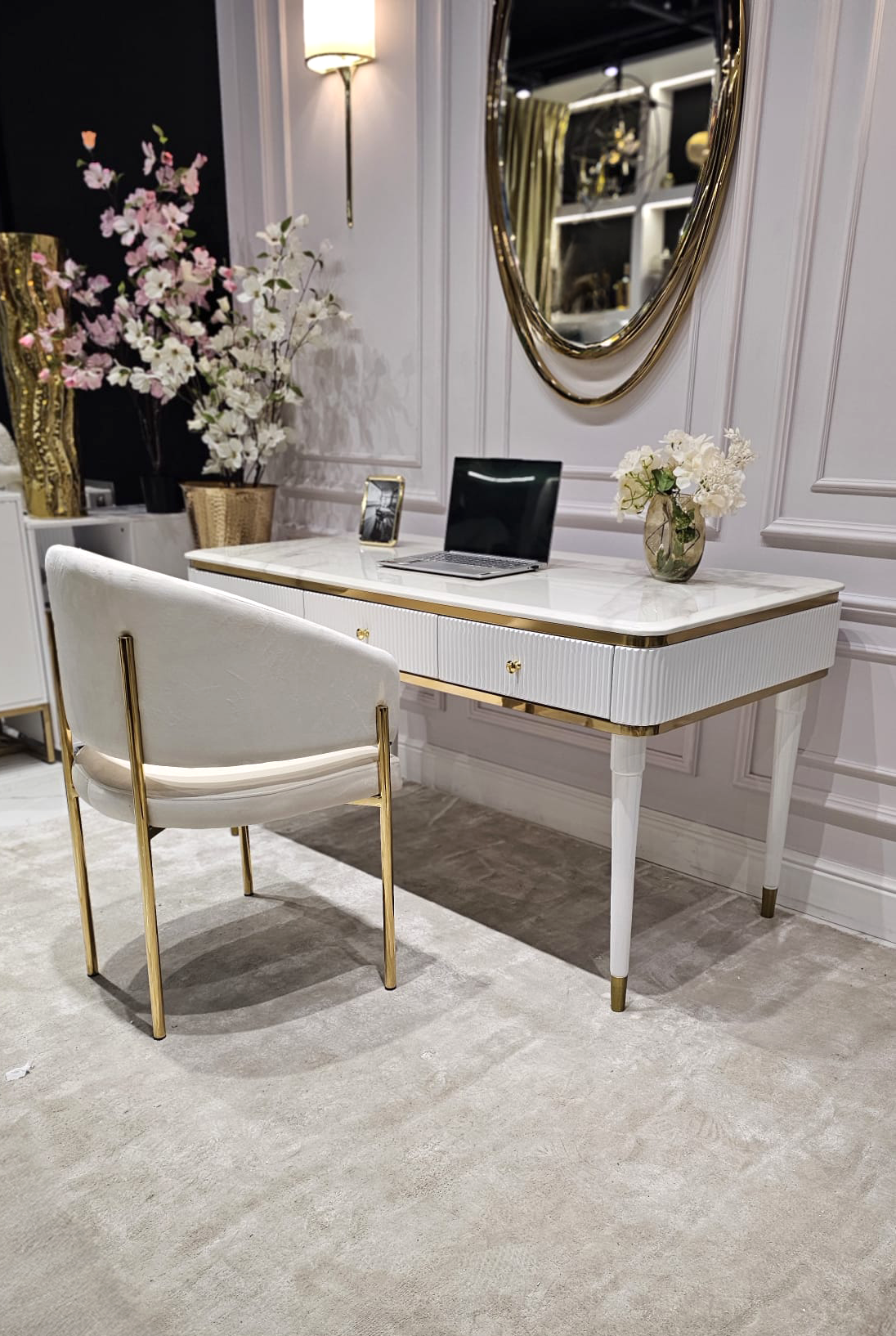 BIURKO Anne na białych nogach ze złotymi detalami, ryflowany korpus, blat z konglomeratu marmurowego, nowoczesny styl BIURKO Anne na białych nogach ze złotymi detalami, ryflowany korpus, blat z konglomeratu marmurowego, nowoczesny styl