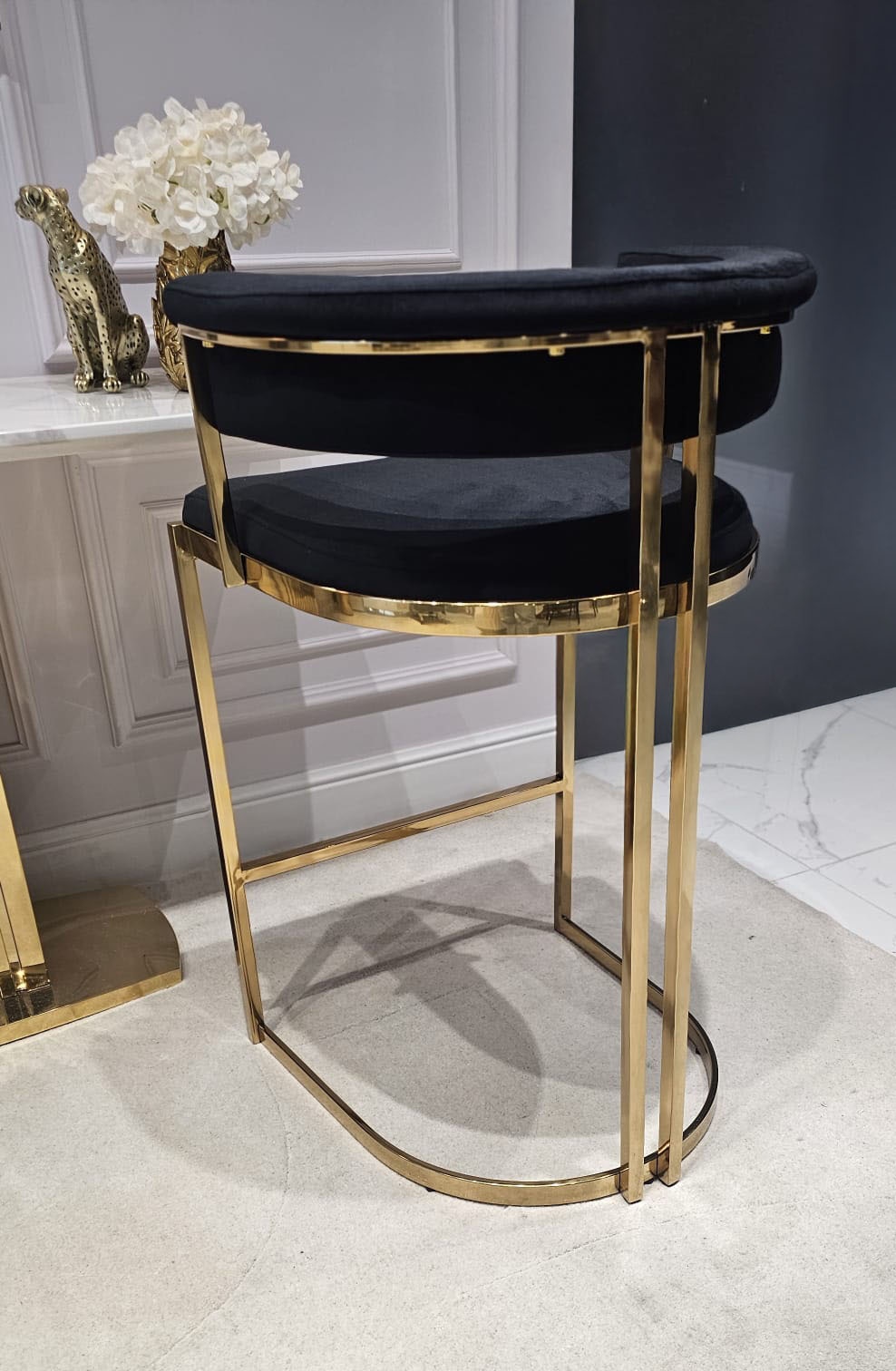 HOKER Caro na metalowych nogach w złotym błyszczącym wykończeniu, czarny welur, szerokie, wygodne siedzisko, nowoczesny glamour, ekskluzywne