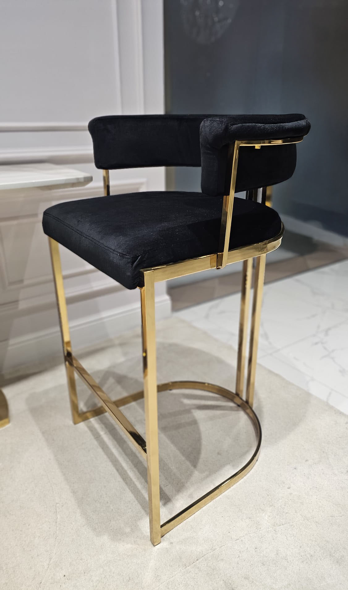 HOKER Caro na metalowych nogach w złotym błyszczącym wykończeniu, czarny welur, szerokie, wygodne siedzisko, nowoczesny glamour, piękny