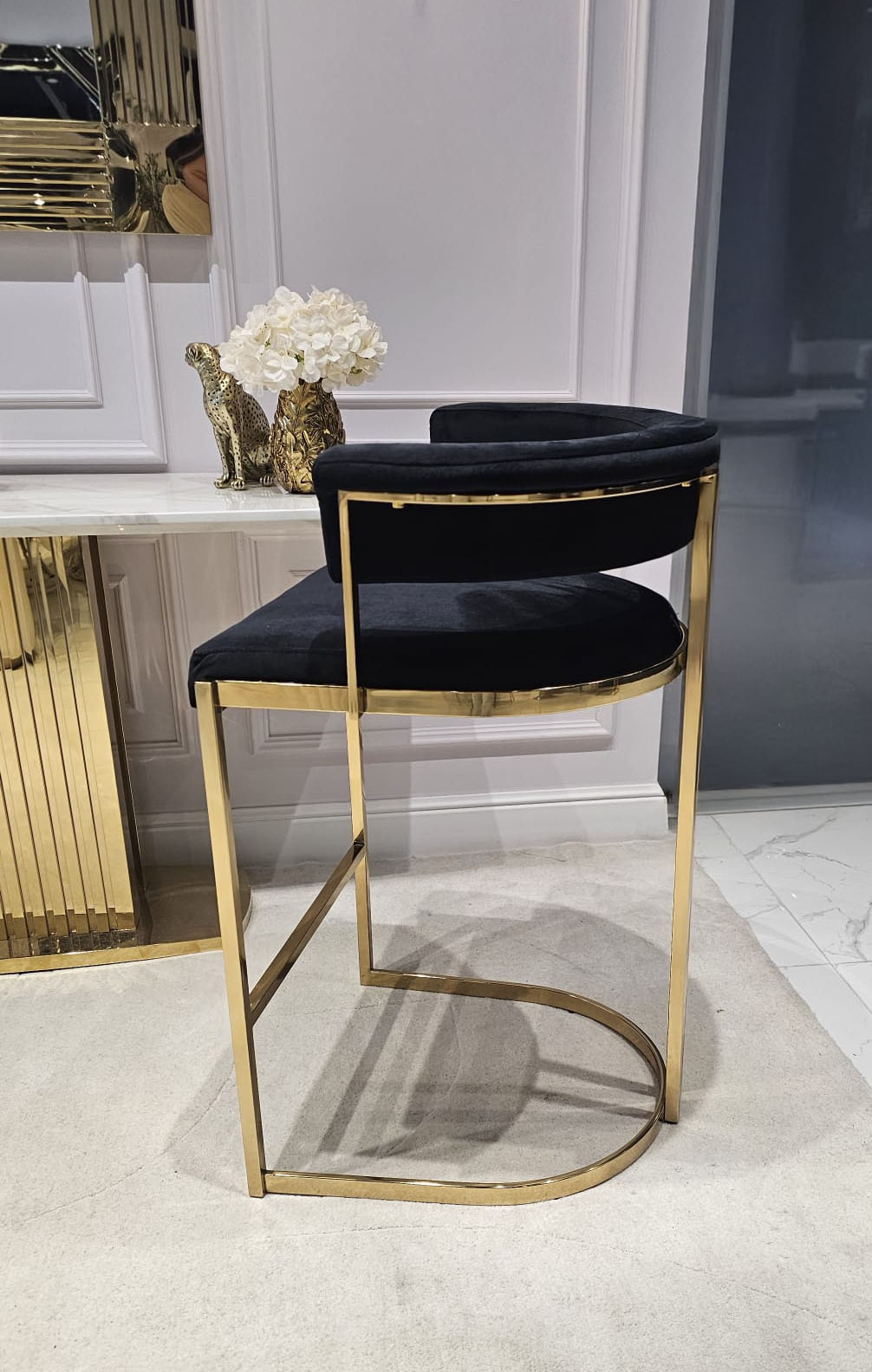 HOKER Caro na metalowych nogach w złotym błyszczącym wykończeniu, czarny welur, szerokie, wygodne siedzisko, nowoczesny glamour