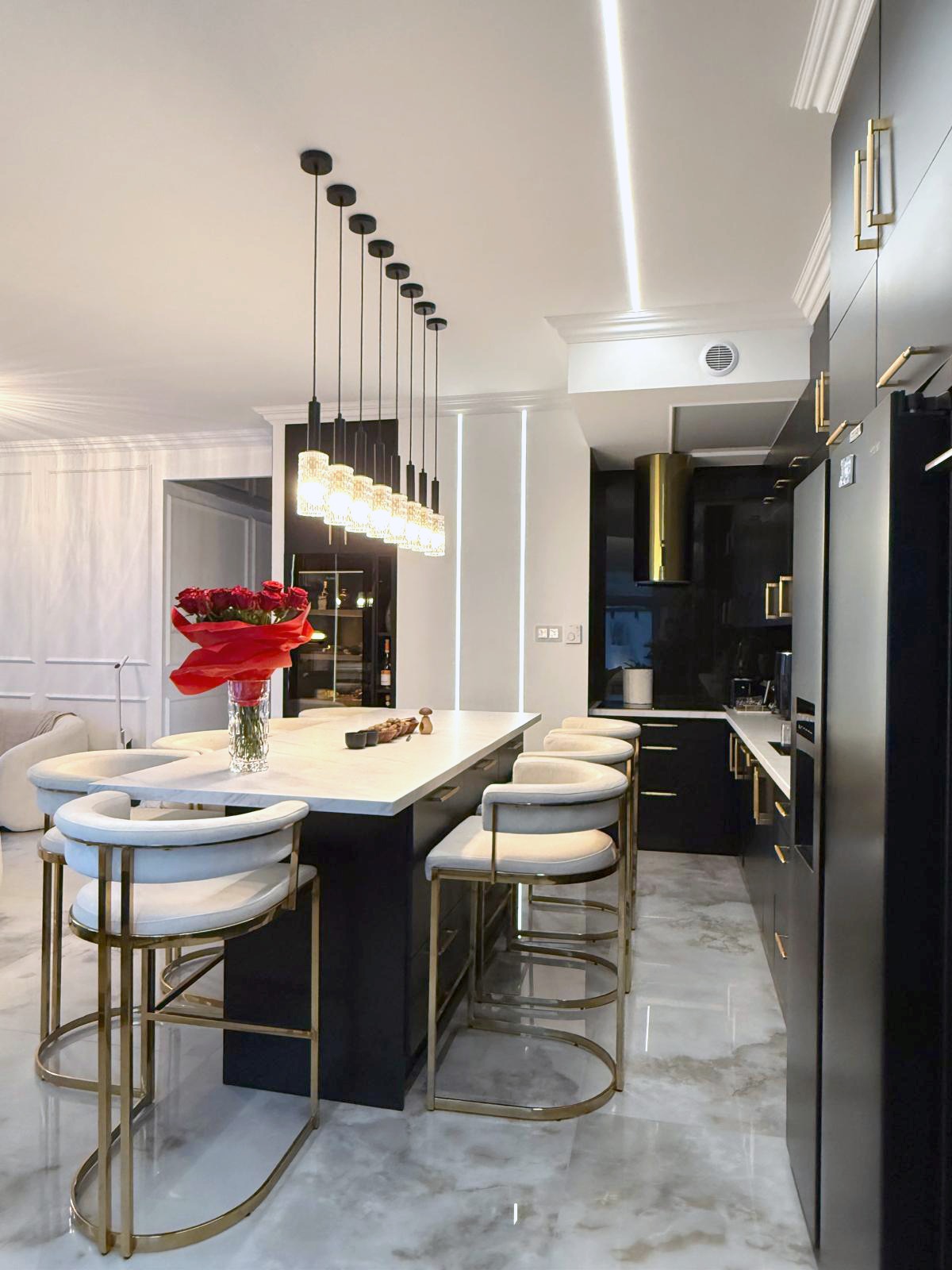 HOKER Caro na metalowych nogach w złotym błyszczącym wykończeniu, jasnobeżowy welur, szerokie, wygodne siedzisko, nowoczesny glamour