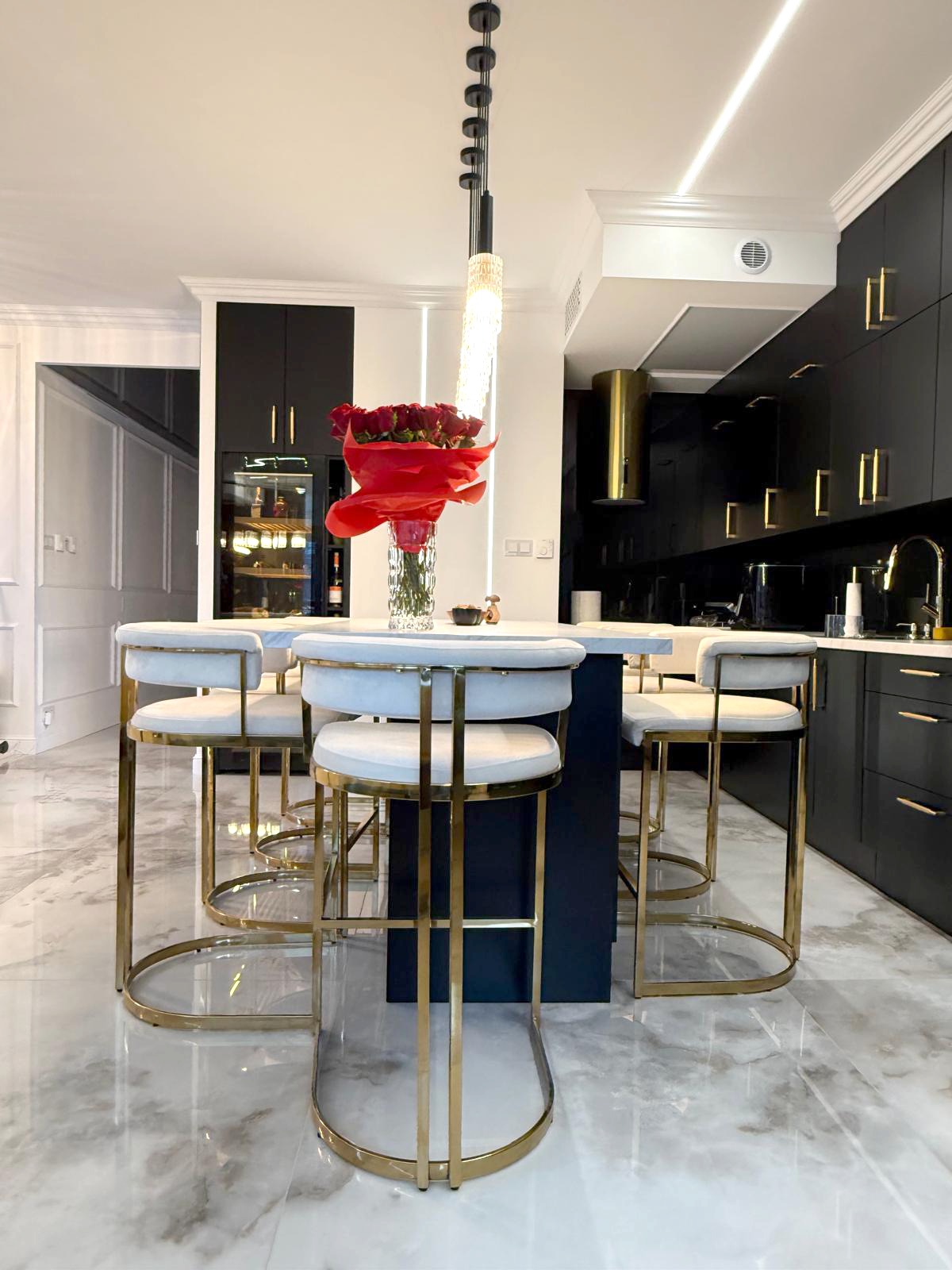 HOKER Caro na metalowych nogach w złotym błyszczącym wykończeniu, jasnobeżowy welur, szerokie, wygodne siedzisko, nowoczesny glamour, piękny