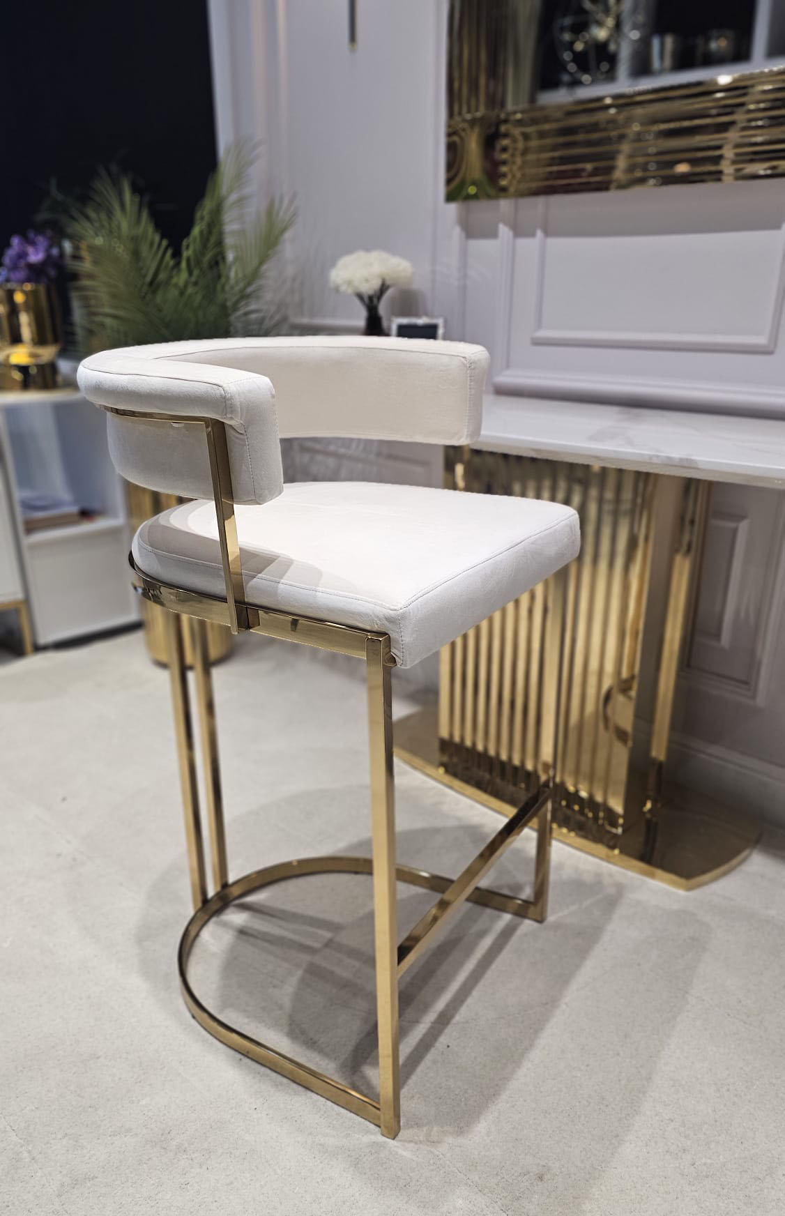 HOKER Caro na metalowych nogach w złotym błyszczącym wykończeniu, jasnobeżowy welur, szerokie, wygodne siedzisko, nowoczesny glamour, piękny