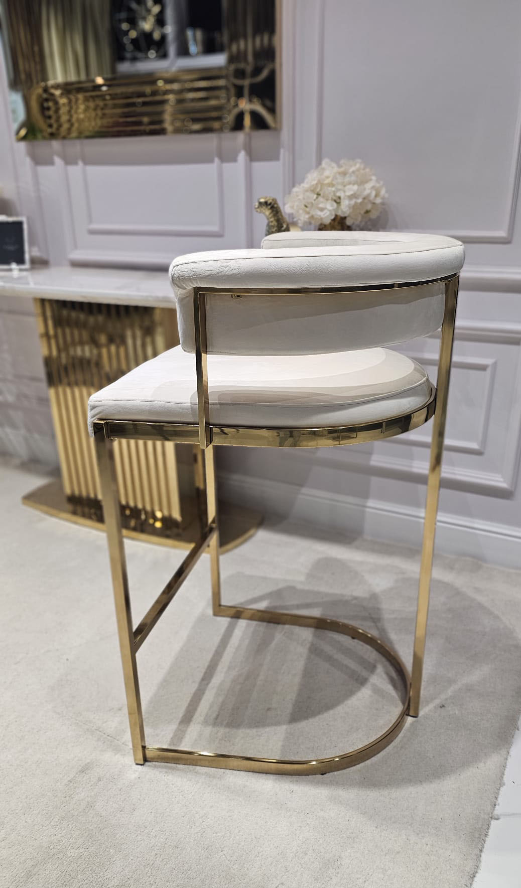 HOKER Caro na metalowych nogach w złotym błyszczącym wykończeniu, jasnobeżowy welur, szerokie, wygodne siedzisko, nowoczesny glamour, premium